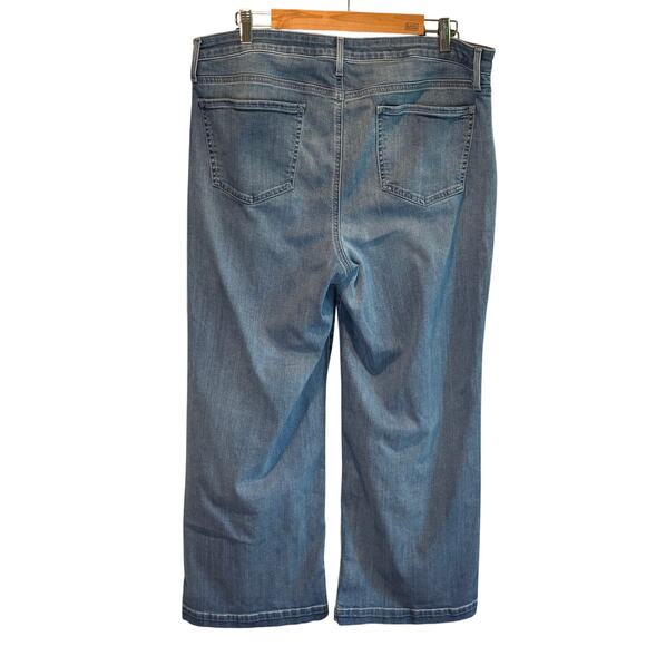 NYDJ Wide Leg Light Wash Cropped Jean with LiftxTuck Technology - size 14 - Picture 5 of 6